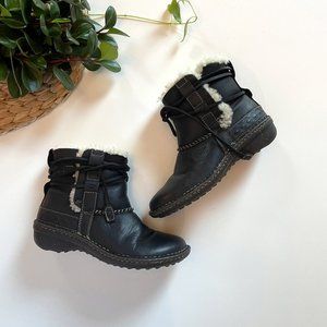 • UGG Australia Cove Shearling Lined Ankle Winter Leather Boots •